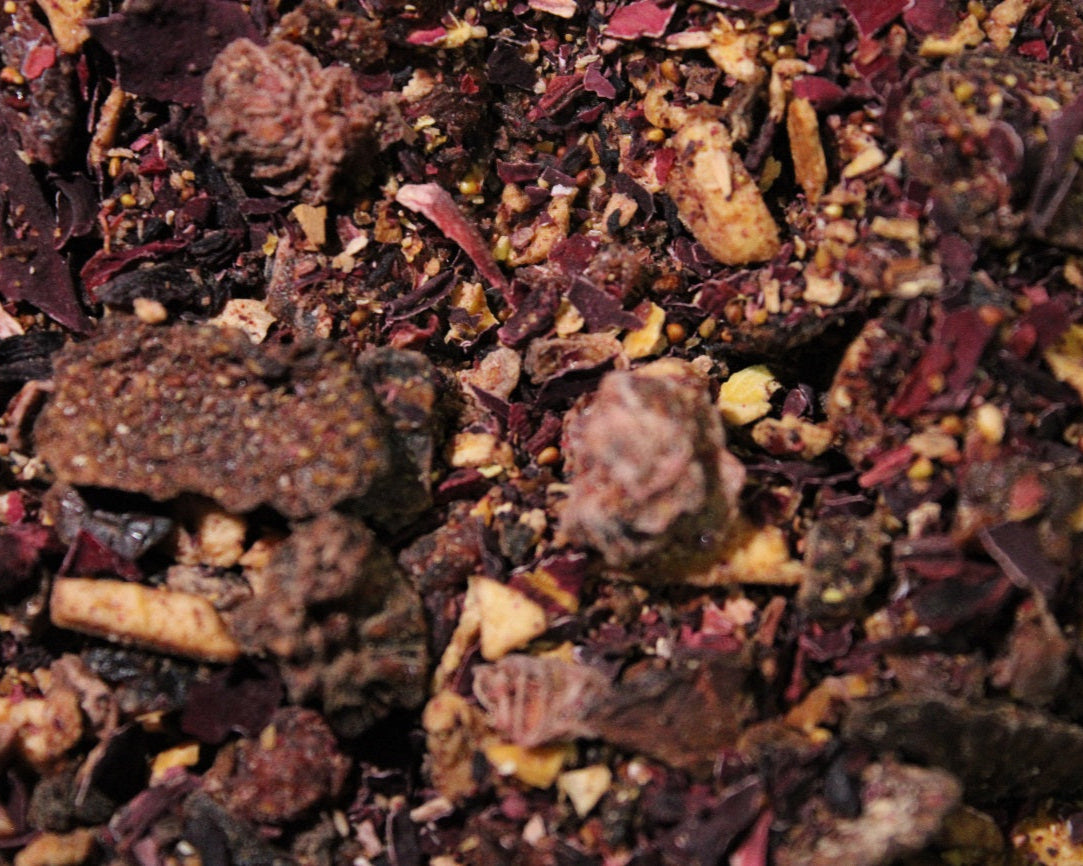 tisana artesanal de frutos rojos con fresa y frambuesa, infusión natural y deliciosa con frutas deshidratadas