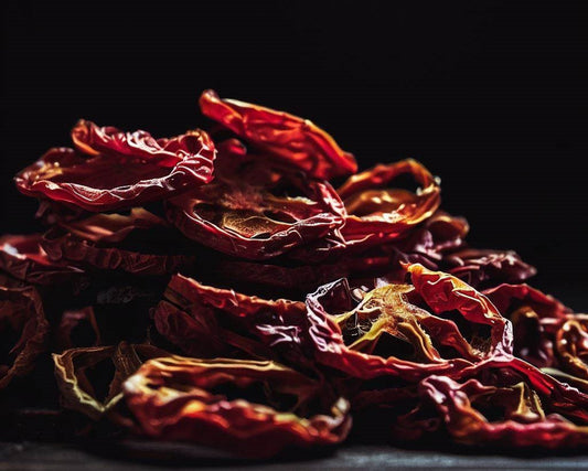 Jitomate deshidratado en trozos y en polvo, perfecto para agregar a salsas, sopas o ensaladas. Producto 100% sin conservadores ni aditivos, de origen mexicano.