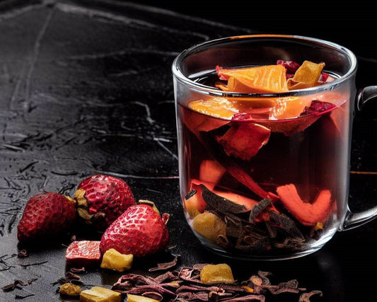 tisana artesanal de mango y fresa con fruta deshidratada, ideal para infusiones naturales