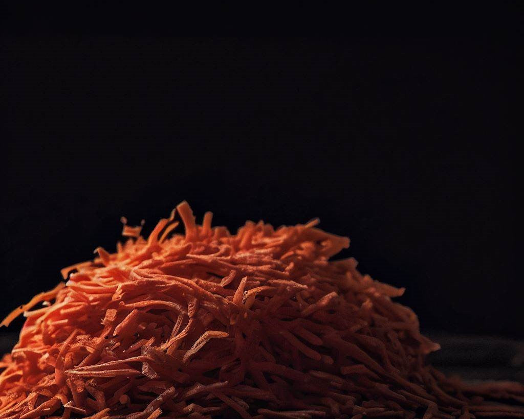 Zanahoria deshidratada en trozos y láminas, ideal para agregar a sopas, guisos o como snack saludable. Producto 100% natural, sin conservadores, de origen mexicano