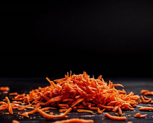 Zanahoria deshidratada en trozos y láminas, ideal para agregar a sopas, guisos o como snack saludable. Producto 100% natural, sin conservadores, de origen mexicano
