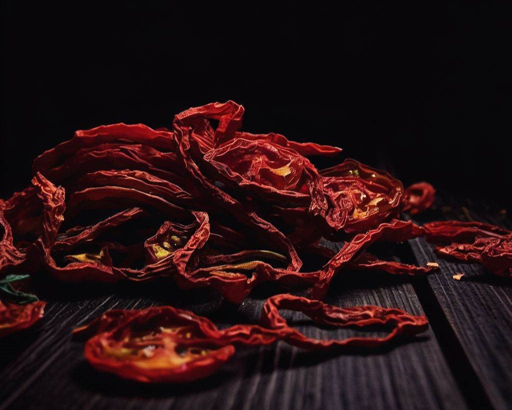 Jitomate deshidratado en trozos y en polvo, perfecto para agregar a salsas, sopas o ensaladas. Producto 100% sin conservadores ni aditivos, de origen mexicano.