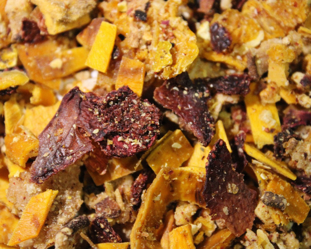 tisana artesanal de mango y fresa con fruta deshidratada, ideal para infusiones naturales