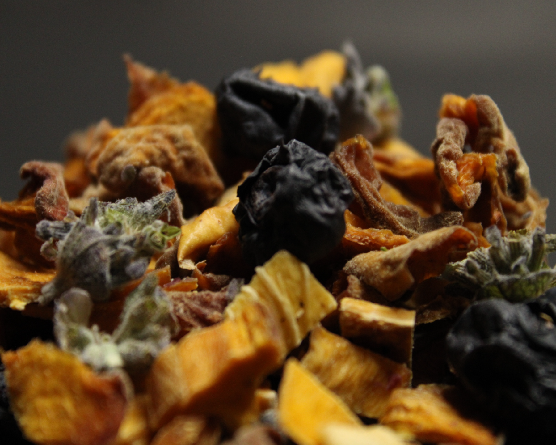 Tisana natural de blueberry elaborada con frutas deshidratadas, sin azúcar añadida, sin saborizantes, colorantes ni conservadores; bebida antioxidante con sabor intenso y auténtico a arándano