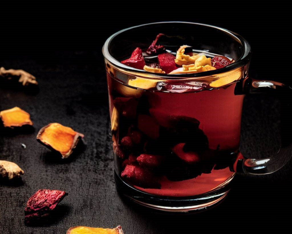 tisana artesanal de mango y fresa con fruta deshidratada, ideal para infusiones naturales