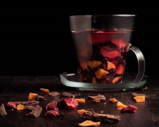 tisana artesanal de mango y fresa con fruta deshidratada, ideal para infusiones naturales