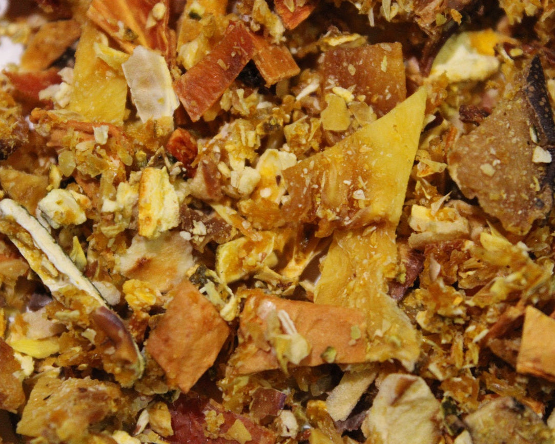 Tisana natural Ponche de Frutas sin azúcar añadida, sin saborizantes, conservadores ni colorantes; mezcla artesanal de frutas deshidratadas con un sabor auténtico, ideal para disfrutar caliente o fría