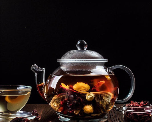 Tisana natural Ponche de Frutas sin azúcar añadida, sin saborizantes, conservadores ni colorantes; mezcla artesanal de frutas deshidratadas con un sabor auténtico, ideal para disfrutar caliente o fría