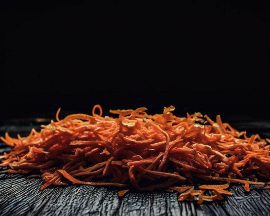 Zanahoria deshidratada en trozos y láminas, ideal para agregar a sopas, guisos o como snack saludable. Producto 100% natural, sin conservadores, de origen mexicano